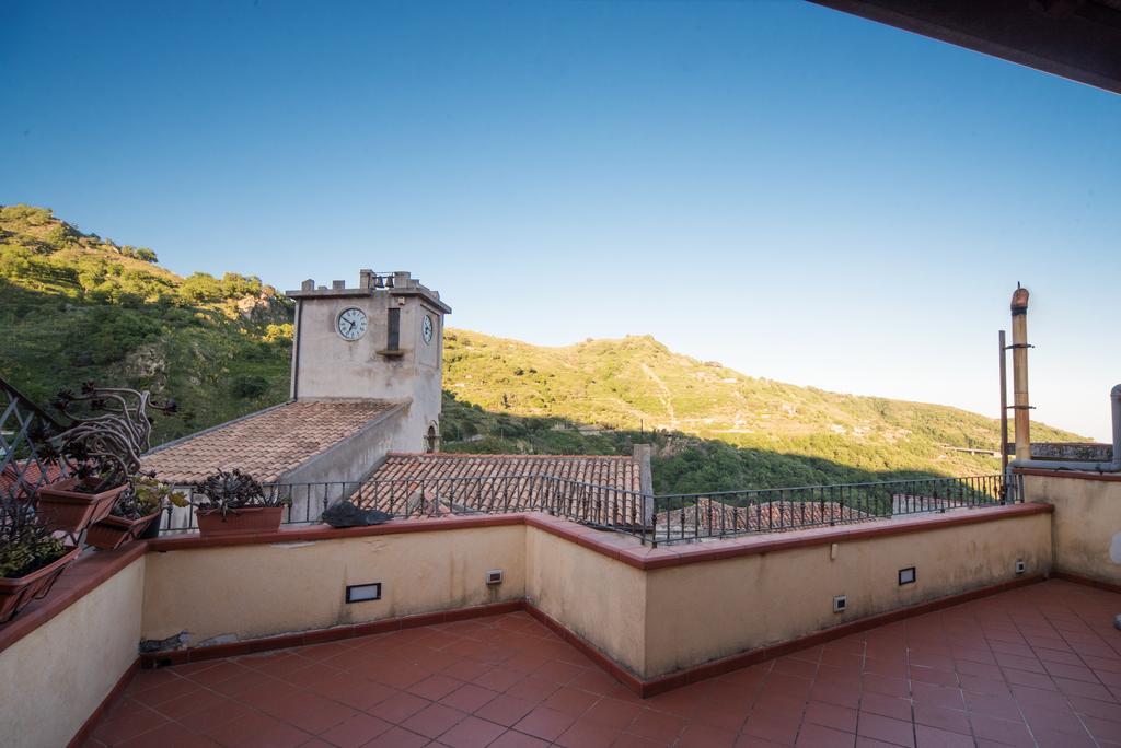 The Clock Houses Borgo Gallodoro Letojanni Exterior foto